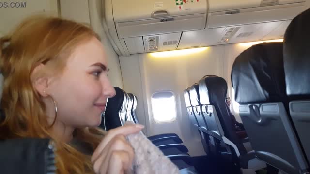 หนังxxx เที่ยวบินเซ็ก คู่รักใจกล้า ถ่ายคลิปให้แฟนโม๊กควยบนเครื่องบิน จนเสร็จแตกคาปาก porn
