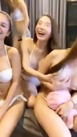 คลิปหลุดไลฟ์สด 4 สาวพริตตี้ออยรอยจูบกับน้องคะแนน มาเต้นร่อนเอวโชว์น่าเย็ดมากๆ แต่ละคนทรงซ้อทั้งงั้น