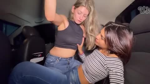 Sexy Lesbians In A Car หนังโป้เลสเบี้ยน AnnaCatt xxx สองสาวเพื่อนซี้ปี้กันในรถเบ็ดหีเกี่ยวเบ็ดเสียวจนน้ำหีไหลเยิ้ม แล้วขึ้นคร่อมดูดปากเล้าโลมแลกลิ้นติ้วหีเสียวจนครางเสียงหลงจนน้ำหีแตกแฉะเต็มกางเกงใน