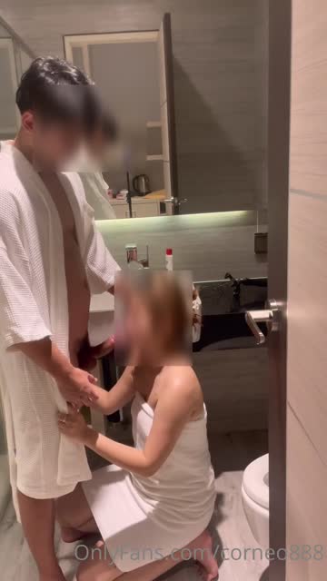 คู่รักชาวไทยแท้ พากันไปเย็ดในห้องน้ำสุดสยิว
