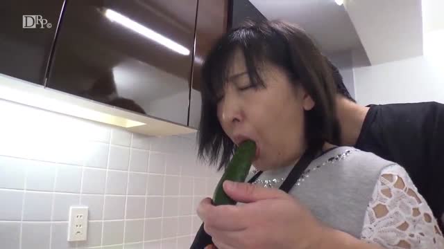 โป๊ญี่ปุ่น​ xxx​ สาวใหญ่กำลังทำกับข้าว​รอ​ผัว​กลับ​มาจาก​ท​ำ​งาน​หนุ่ม​ข้าง​ห้อง​เดินผ่าน​เห็น​อยู่​คนเดียว​ จับ​ขื่น​ใจ​ใน​เย็ดใน​ห้องครัว​ แตก​ใ​นน้ำเยิ้มไหลเต็มหี​ porn18+
