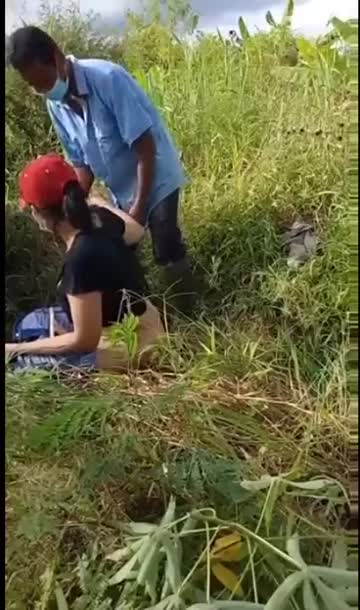 สาวไทยทำคอนเทนต์โอลี่แฟน ตั้งกล้องแล้วเดินเข้าไปขอให้ลุงชาวนาเย็ดในป่า ตื่นเต้นมาก